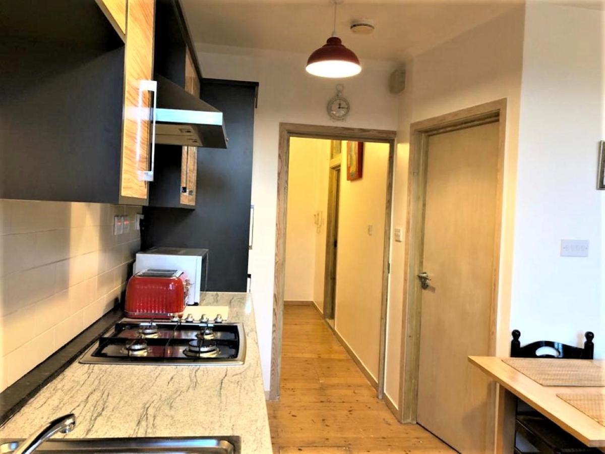 Splendid 1 Bedroom Flat + Terrace Лондон Екстериор снимка